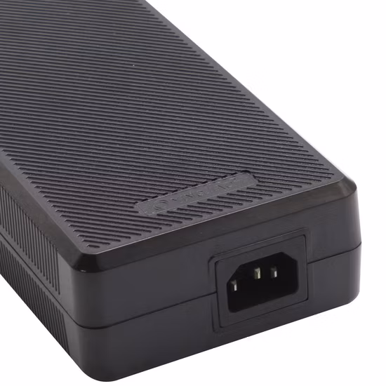 Caricatore per laptop con batteria al litio OEM 12V/18V/19V/24V/45W/65W/90W/100W/125W/200W con Ce/UL/TUV/RoHS